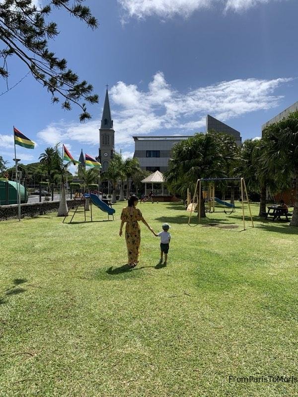 Vie quotidienne à l'île Maurice, scène de marché et de plage